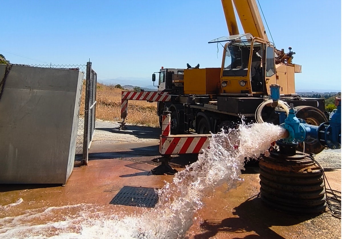 Maquinaria pesada trabajando en el pozo.