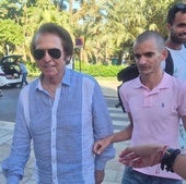 Raphael pasea por Málaga antes de su actuación en Starlite
