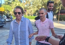Raphael pasea por Málaga antes de su actuación en Starlite