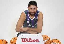 Killian Tillie posa en una sesión de fotos para la Liga Endesa.