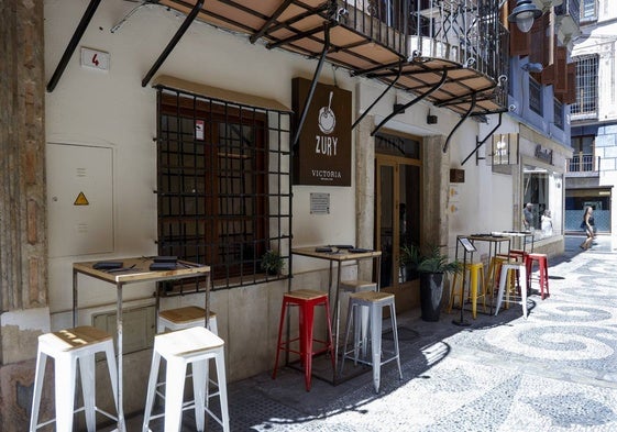 Zury, en la calle Santiago, también ofrece una opción informal con mesas altas en el exterior.