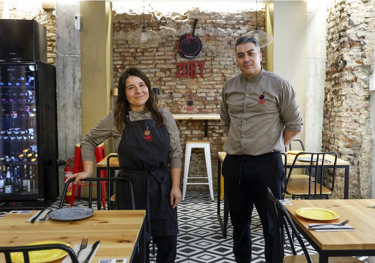 Imagen principal - Arriba, Esther Marmolejo y Youssef Moumni, al frente de cocina y sala, respectivamente. Abajo, interior del restaurante y placa en recuerdo de Mariano Nieto Villarrubia.