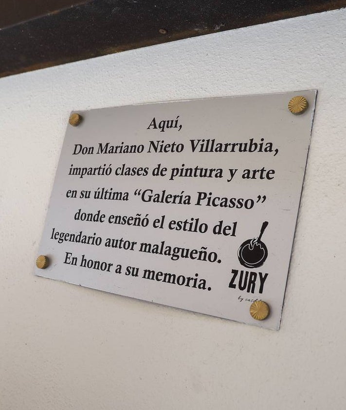 Imagen secundaria 2 - Arriba, Esther Marmolejo y Youssef Moumni, al frente de cocina y sala, respectivamente. Abajo, interior del restaurante y placa en recuerdo de Mariano Nieto Villarrubia.