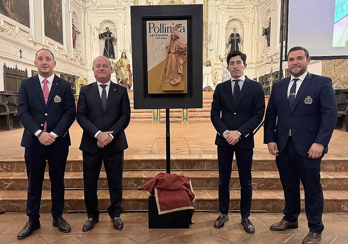 Presentador, autor y directivos de la Pollinica con la obra artística