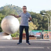 David García posa para la entrevista, cerca de la Facultad de Ciencias.