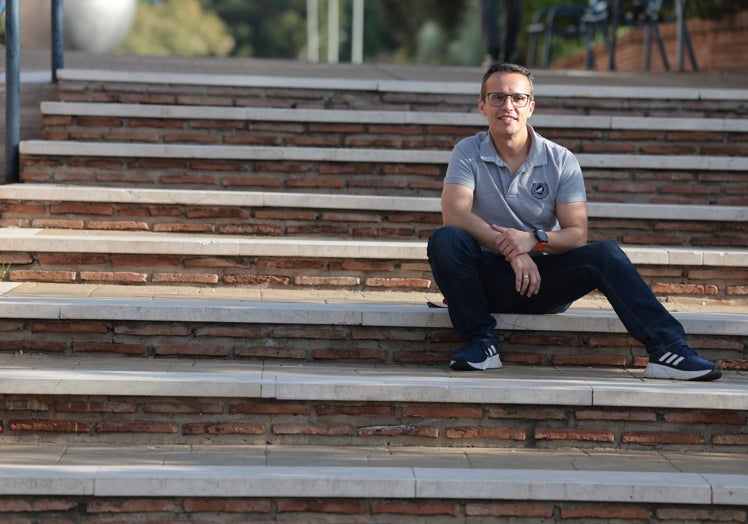 David García sentado en las escalares cercanas a la Facultad de Ciencias.