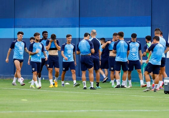 Los jugadores del Málaga, durante una pausa en un entrenamiento de la pasada temporada.