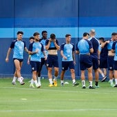Los jugadores del Málaga, durante una pausa en un entrenamiento de la pasada temporada.