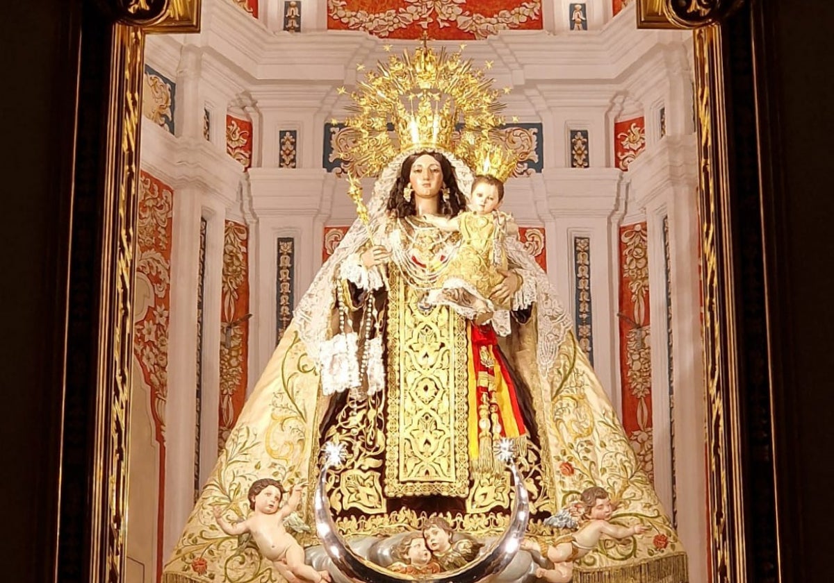 La Virgen del Carmen luce ya su camarín restaurado.