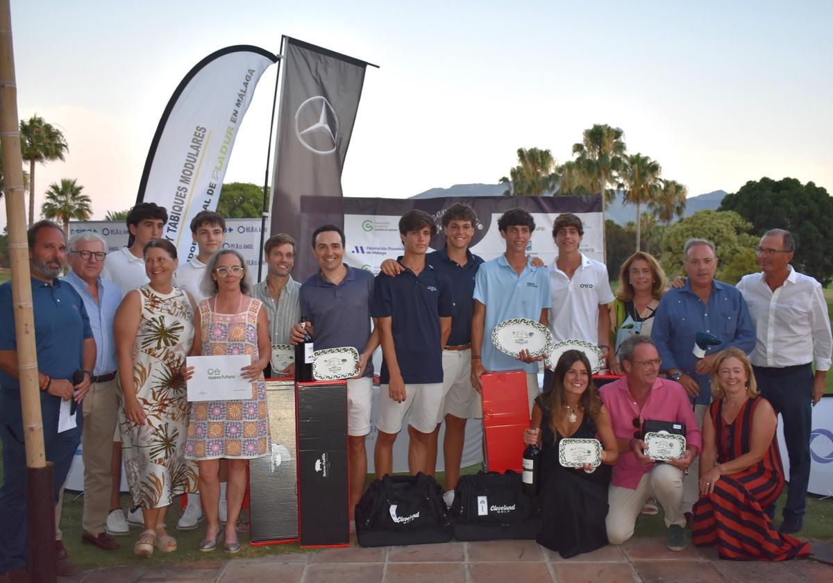 Los ganadores de las distintas categorías posan tras recibir los galardones.