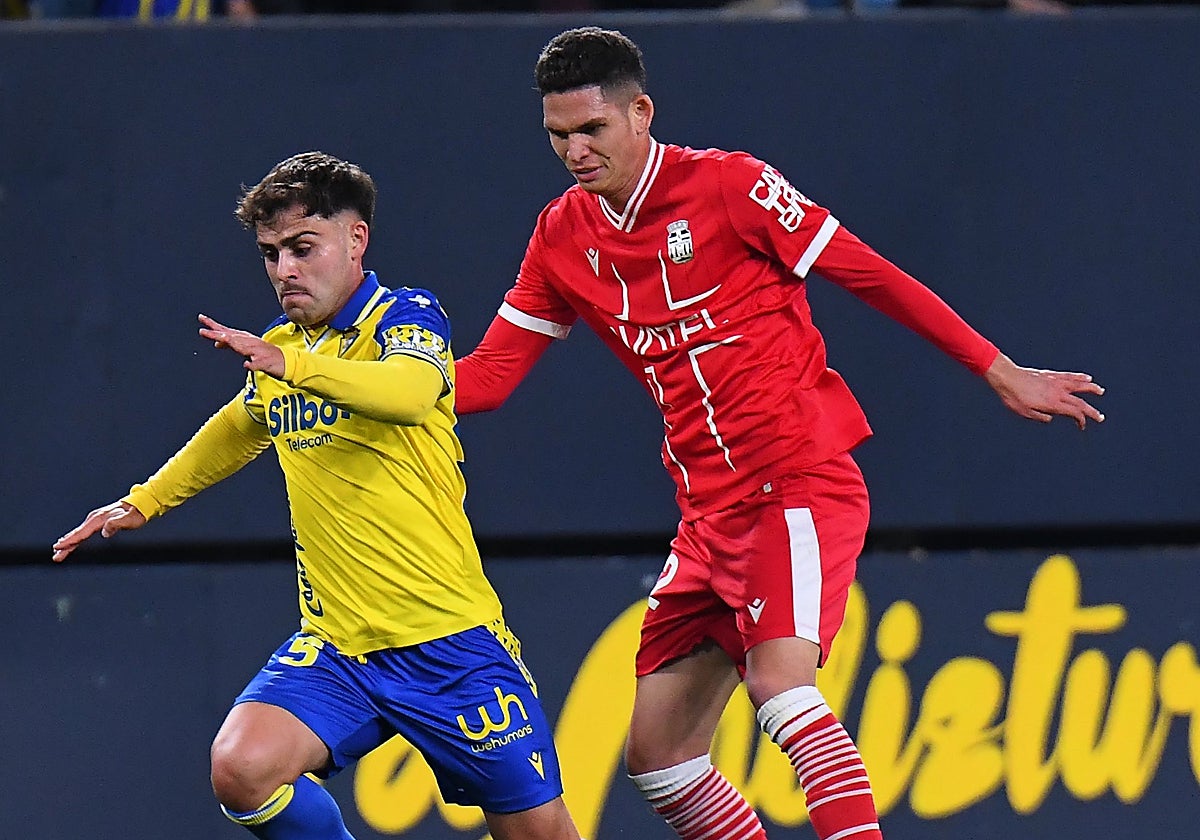 Melendo deja atrás a un jugador del Cartagena, en un partido de esta última temporada.