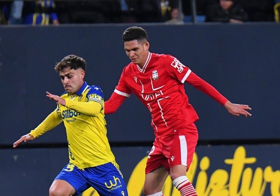 Melendo deja atrás a un jugador del Cartagena, en un partido de esta última temporada.