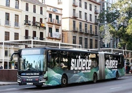 Fernández anima a los andaluces a utilizar el transporte público