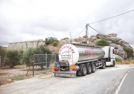 Camiones cisterna abasteciendo al municipio.