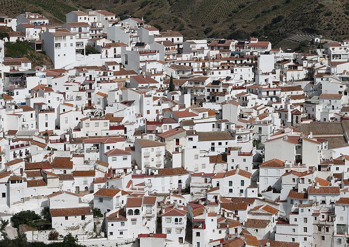 Imagen secundaria 1 - Arriba, Alhaurín El Grande. Abajo, Almáchar y El Borge. 