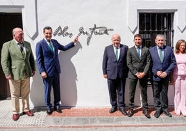 De izquierda a derecha, Javier Delmás, presidente de la Fundación Blas Infante; Juanma Moreno, presidente de la Junta; Jesús Aguirre, presidente del Parlamento andaluz y Juan Luis Villalón, alcalde de Casares junto a otras autoridades, en la casa natal de Blas Infante en Casares.