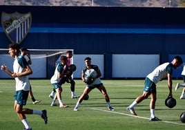 Los jugadores del Málaga, durante un ejercicio en el primer día de entrenamientos.
