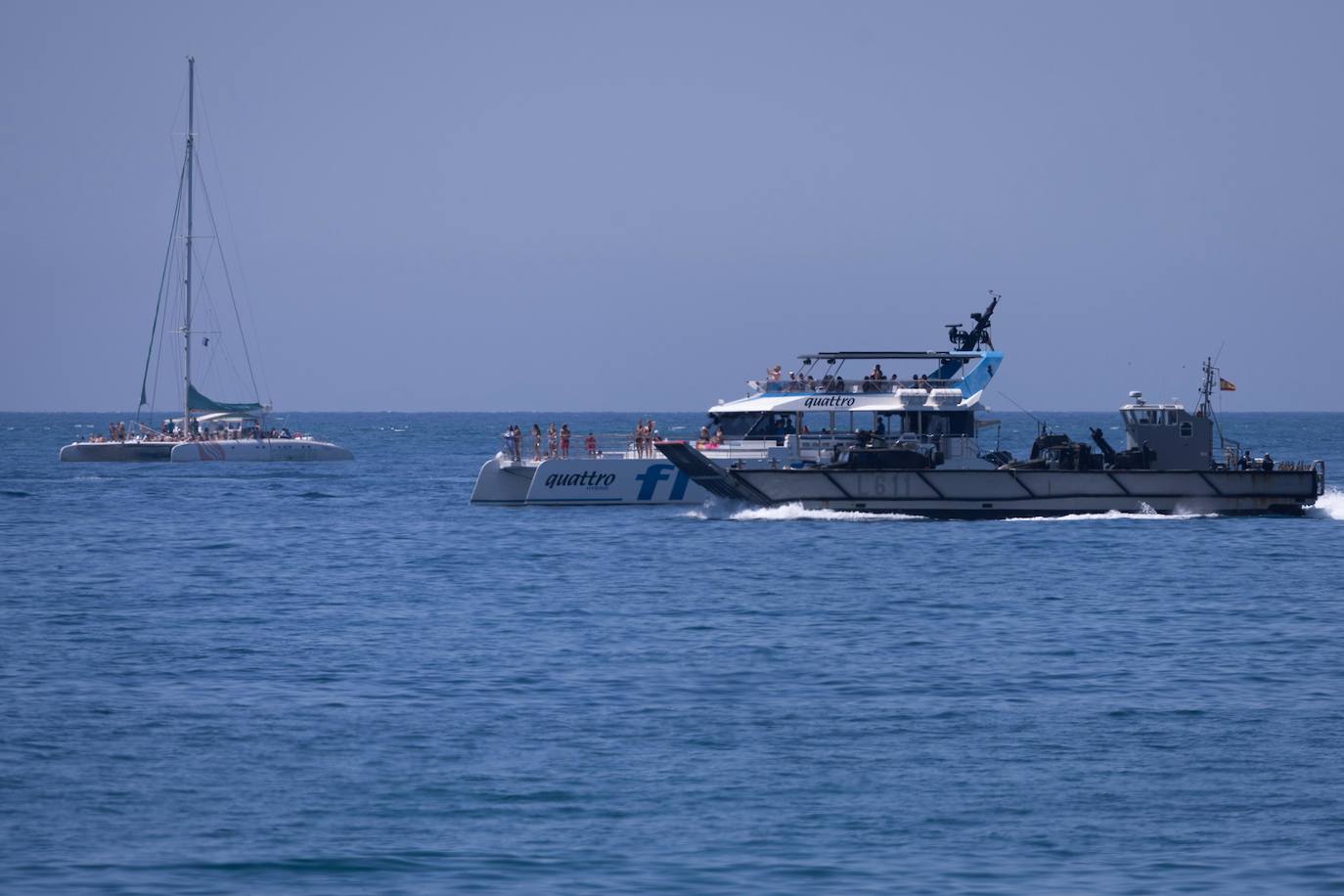 Los buques Juan Carlos I y Galicia, atracados en la bahía de Málaga