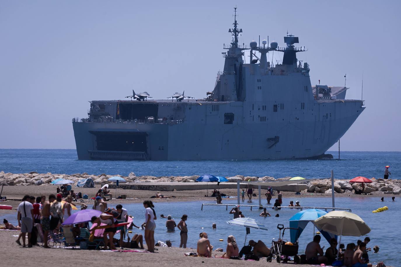 Los buques Juan Carlos I y Galicia, atracados en la bahía de Málaga