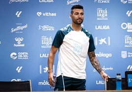 Álex Pastor, durante la primera comparecencia de un futbolista del Málaga en la temporada 2025-26.