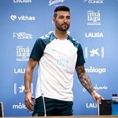 Álex Pastor, durante la primera comparecencia de un futbolista del Málaga en la temporada 2025-26.