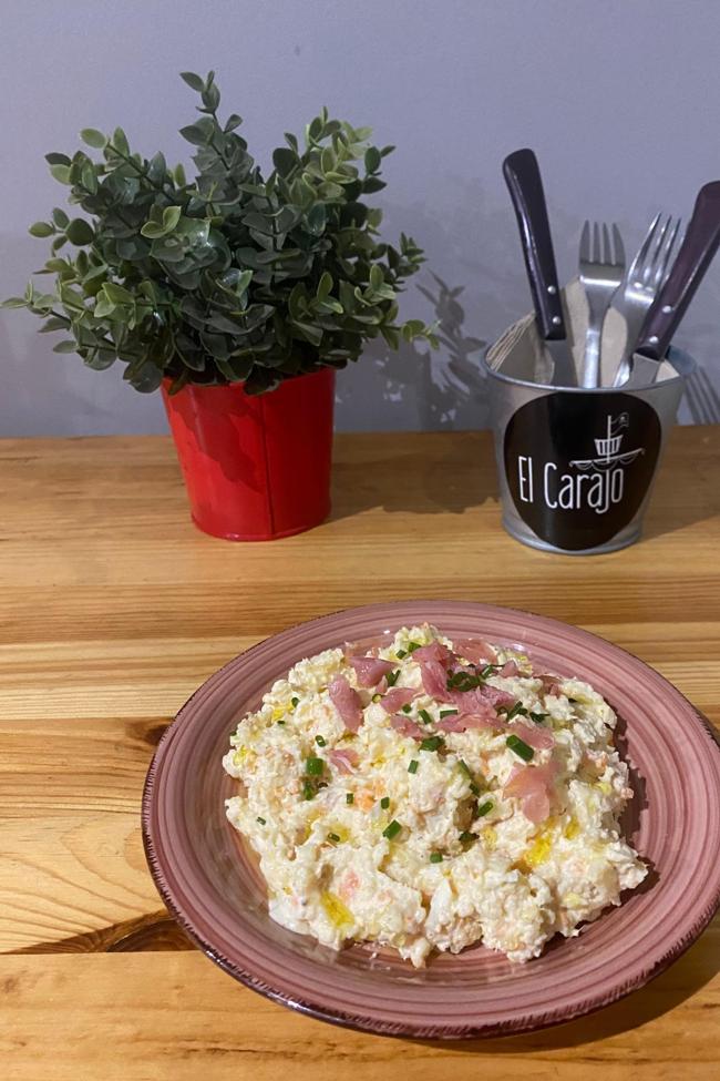 Su ensaladilla rusa, muy demandada por su público.