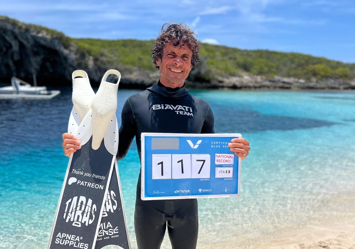 David Carrera sostiene la marca que acredita su descenso hasta los 117 metros.