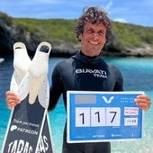 David Carrera sostiene la marca que acredita su descenso hasta los 117 metros.