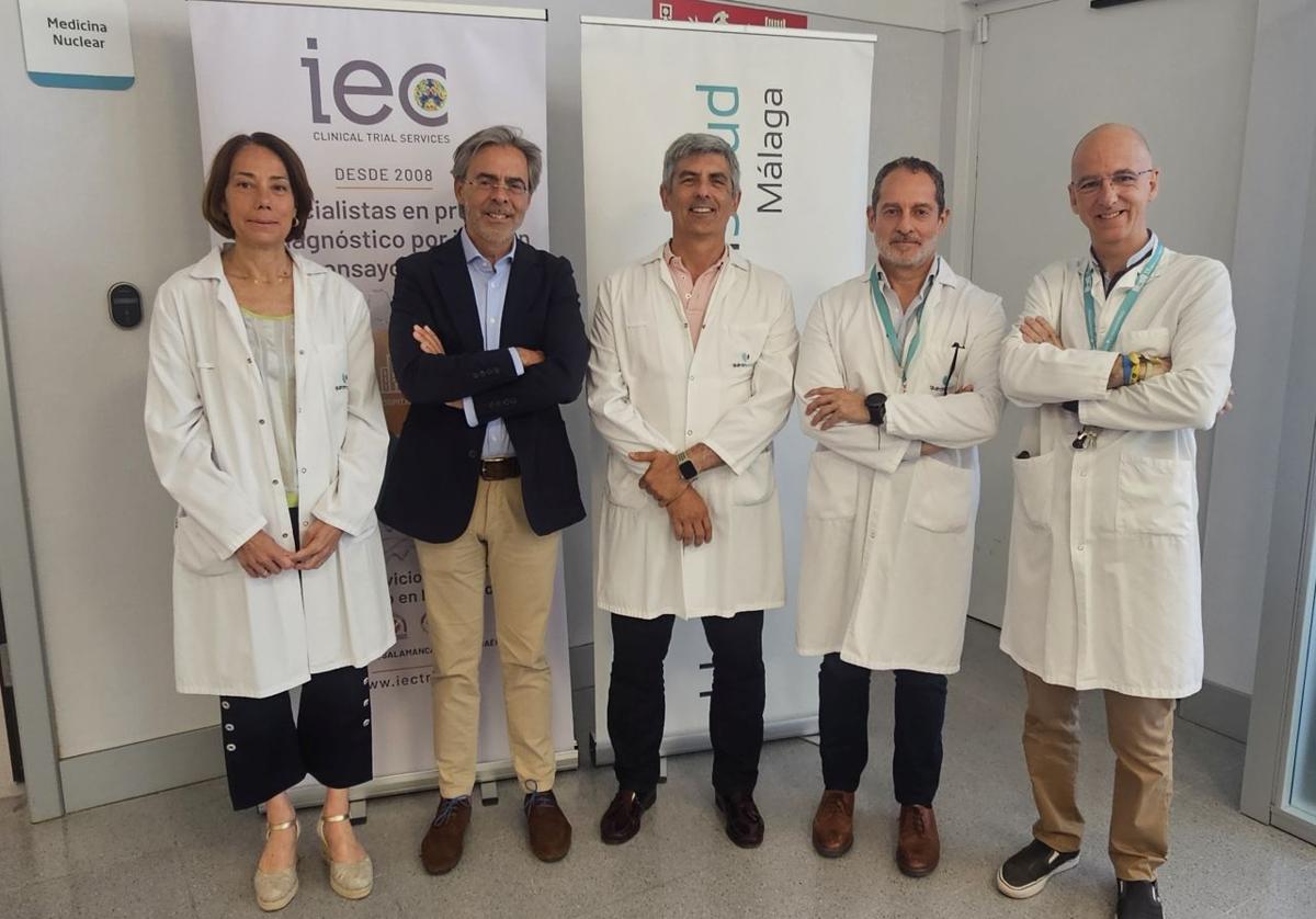 Doctores Silvia Fuertes y José Mateos, en el centro, con el director gerente y la Dirección Médica de Quirónsalud Málaga.