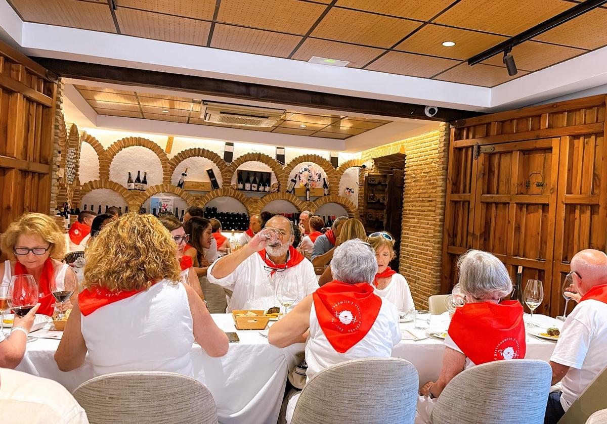 Imagen principal - La Sociedad Gastronómica Viajera: el selecto club donde se viaja con el paladar sin salir de Málaga