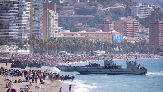 Momento en el que desembarcan los marines de infantería, ante un numeroso público, en La Malagueta.
