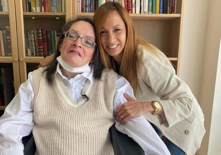 Isabel, ya en silla de ruedas, junto a su hermana Sandra. En el vídeo, momento de la detención