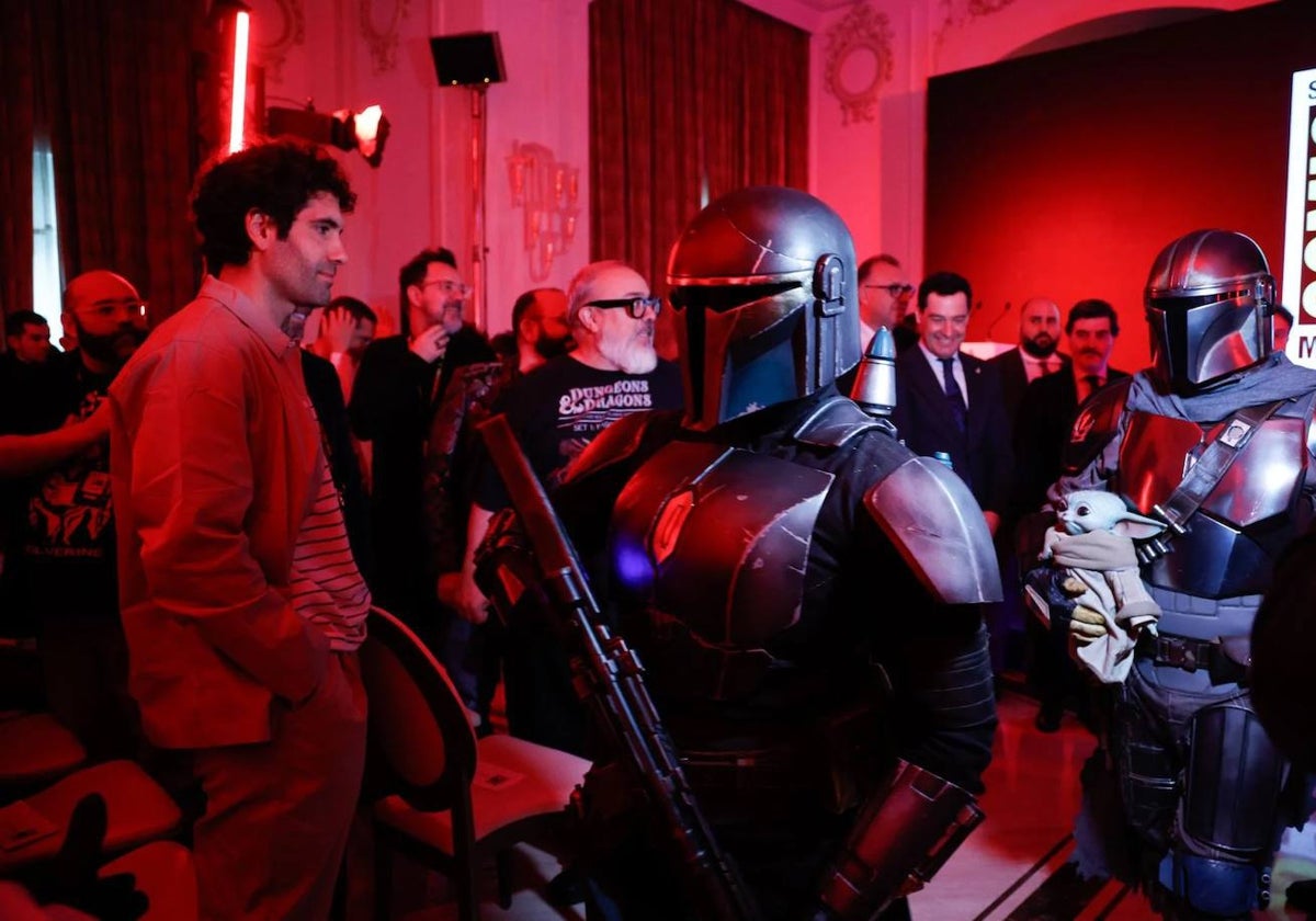 Tamar Navas y Álex de la Iglesia, junto a personajes de 'Star Wars', en la presentación de la San Diego Comic-Con Málaga.