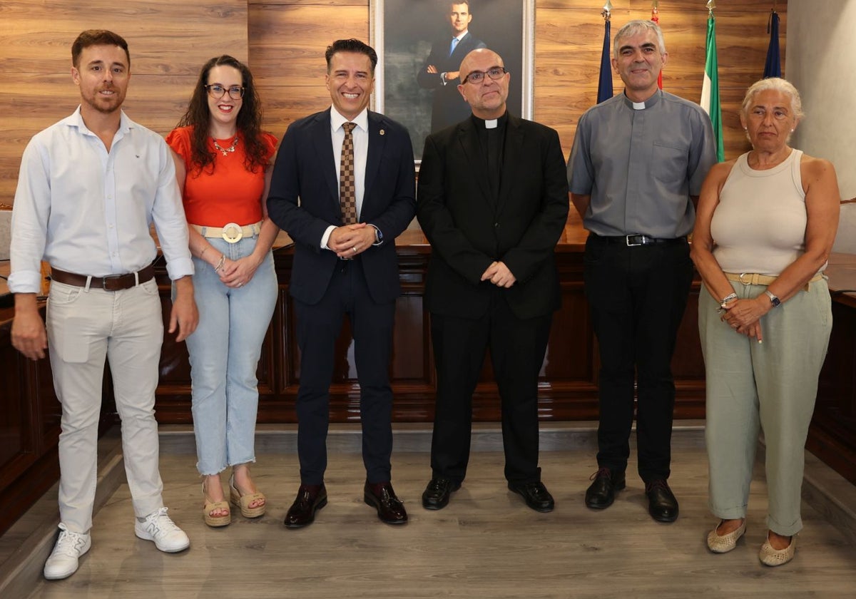 Autoridades locales y del Obispado, en la firma del acuerdo, este miércoles.