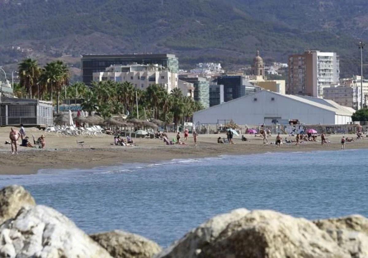 El mar en Málaga en julio, más caliente que nunca: los motivos del nuevo récord