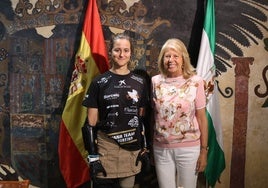 La alcaldesa, Ángeles Muñoz, y la deportista Sarah Almagro.