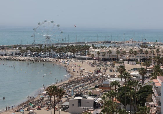 Vista del litoral malagueño, con Puerto Marina al fondo.