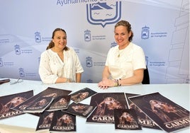 La teniente de alcalde de Los Boliches, Rosa Ana Bravo, y la concejala de Fiestas, Isabel Moreno, posan con el programa.