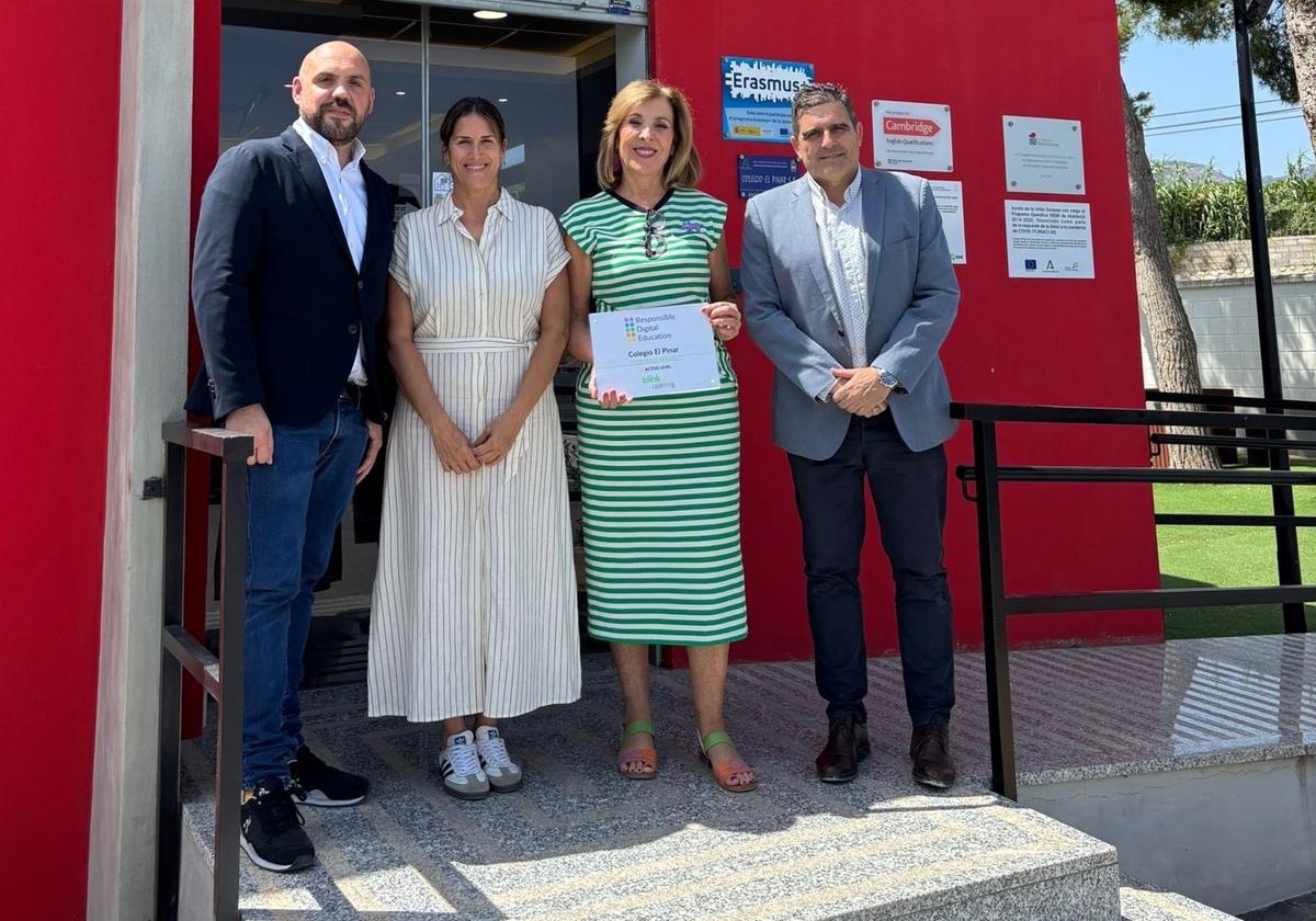 María José Salom, directora del Colegio El Pinar y Mónica Carrera, jefa de Estudios de Secundaria, recogieron la placa acreditativa RDE de manos de los representantes a nivel nacional de BlinkLearning.