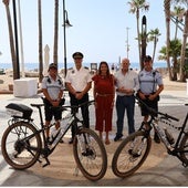 La alcaldesa de Mijas, junto al concejal de Policía Local y el jefe del Cuerpo, han presentado la unidad ciclista.