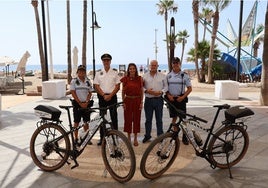 La alcaldesa de Mijas, junto al concejal de Policía Local y el jefe del Cuerpo, han presentado la unidad ciclista.