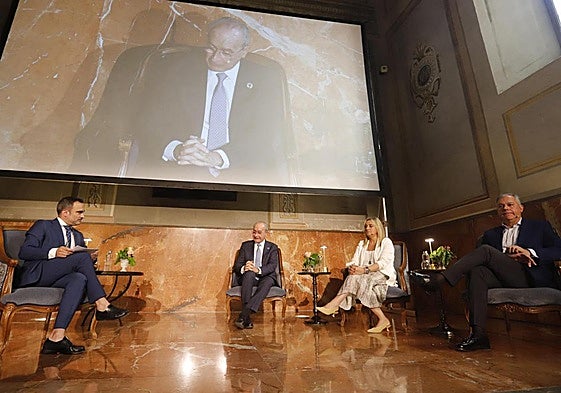 Un momento del coloquio que los alcaldes de Granada, Sevilla y Málaga han mantenido en Granada.