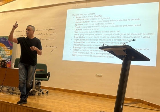 El ingeniero de ciberseguridad de Google, este jueves en su conferencia en Vélez-Málaga.