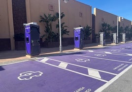 Imagen de los nuevos puntos de recarga de vehículos eléctricos en el centro comercial veleño.