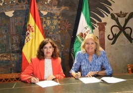 La alcaldesa, Ángeles Muñoz, y la jefa provincial de Tráfico, Aida Vilaret firmando el convenio.