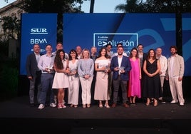 Foto de familia de los premiados con los organizadores y participantes.