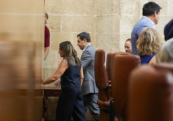 Juanma Moreno abandona el pleno tras desistir de completar su intervención