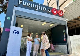 Ana Mula en la estación del Cercanías en el centro de Fuengirola.