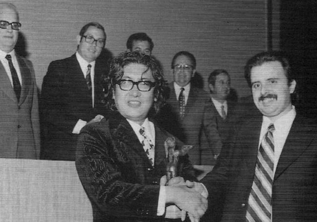 El cineasta japonés Nagisa Oshima, con el trofeo de la Niña de Benalmádena