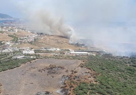 Desalojos en Algeciras por un incendio en Botafuegos que lleva a la Junta a activar la fase 1 de emergencia